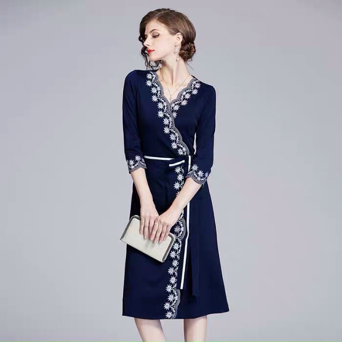 Đầm Thêu Viền Cột Eo - HN957